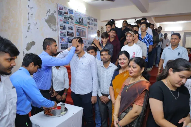 'एक पेड़ माँ के नाम' अभियान के तहत नव छात्रों ने किया वृक्षारोपण