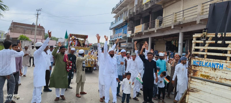 Mandar में जश्ने ईद मिलादुन्नबी पर निकला जुलूस, मोहब्बत और भाईचारे का दिया पैग़ाम 4 WhatsApp Image 2025 09 05 at 4 1