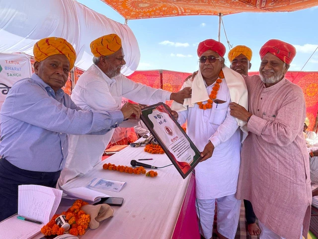 jaisalmer : जलपुरुष राजेन्द्र सिंह ने Rajuram Prajapati को प्रदान किया "कर्म श्री" पुरस्कार 3 WhatsApp Image 2025 09 12 at 3 1