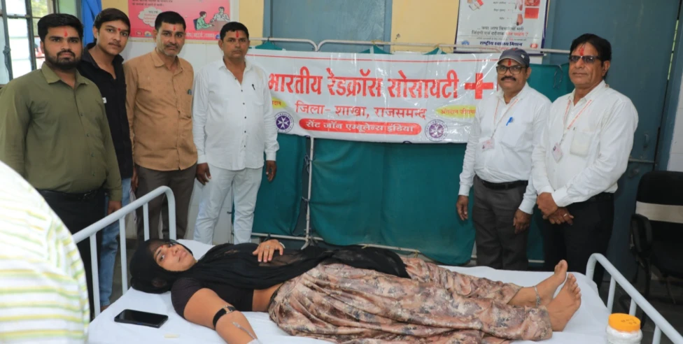 Rajsamand : पूर्व जिला परिषद सदस्य के जन्मदिवस पर गिलुंड में रक्तदान शिविर, 105 यूनिट एकत्रित 4 WhatsApp Image 2025 09 19 at 11 1