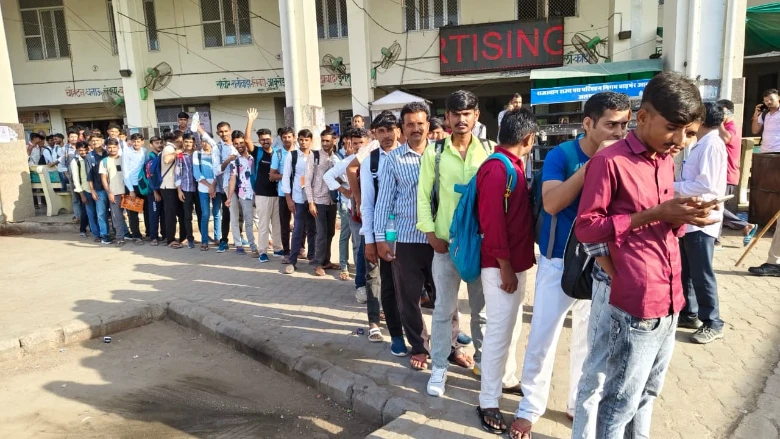 Barmer: चपरासी भर्ती परीक्षा में उमड़े हजारों अभ्यर्थी, 17 केंद्रों पर सख्त निगरानी 3 WhatsApp Image 2025 09 19 at 11 2