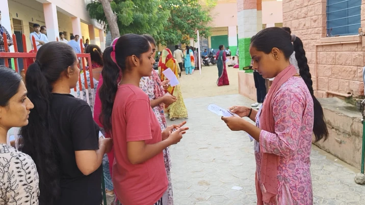 Barmer में चपरासी परीक्षा में सख्ती: अंतिम समय पर बंद हुए गेट, कई वंचित 3 WhatsApp Image 2025 09 20 at 2