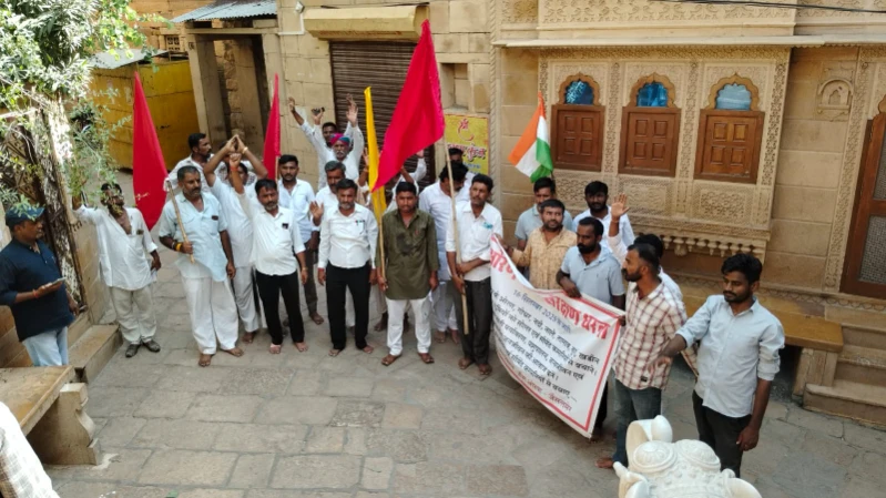Jaisalmer : ओरण संरक्षण की गुहार लेकर लक्ष्मीनाथ जी की शरण में पहुँचे जैसलमेरवासी 4 WhatsApp Image 2025 09 29 at 6 4