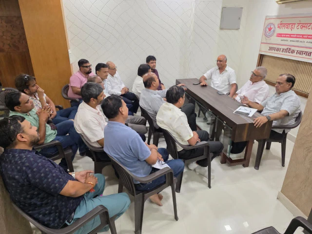 Bhilwara : प्रोसेस हाउस छोड़ें अपनी हठधर्मिता, कपड़ा व्यापारी नही करेगे 2 प्रतिशत अतिरिक्त लेवी स्वीकार 16 WhatsApp Image 2025 10 02 at 5 3