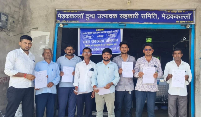 Raniwara सरस डेयरी द्वारा मेड़क दुग्ध समिति पर 'सरस सदस्यता अभियान' की शानदार शुरुआत 3 WhatsApp Image 2025 10 02 at 5
