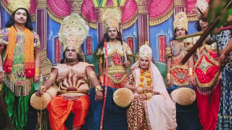 Pali की श्रीरामलीला में अन्तिम दिन हुआ - आदर्श मातृप्रेम का प्रतीक राम भरत मिलाप, राम के अयोध्या पहुंचने पर निहारने लगे लोग 4 WhatsApp Image 2025 10 03 at 9