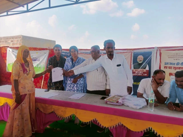Jaisalmer : ग्रामीण सेवा शिविर 2025: मंगला पशु बीमा से पशुपालकों को संजीवनी 3 WhatsApp Image 2025 10 04 at 1 2