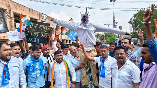 Barmer : NSUI कार्यकर्ताओं ने फूंका मुख्यमंत्री का पुतला 8 WhatsApp Image 2025 10 04 at 3