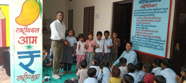 Rajsamand : नन्हे मुन्हें बच्चों में पढ़ाई के लिए स्टेशनरी साम्रगी वितरित 4 WhatsApp Image 2025 10 04 at 5 6