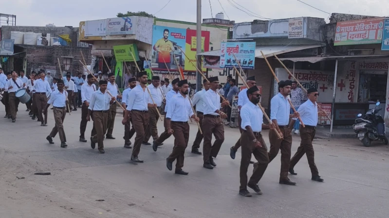 Mandar : संघ के 100वे वर्ष पर स्वयंसेवकों ने निकला संचलन ग्रामीणों व व्यापारियों ने बरसाए फूल 3 WhatsApp Image 2025 10 05 at 5