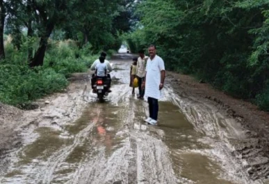Sanderao : फोरलेन हाइवे से खिदारा गांव जाने वाली सड़क क्षतिग्रस्त, ग्रामीणों को हों रही है परेशानी 3 WhatsApp Image 2025 10 05 at 8