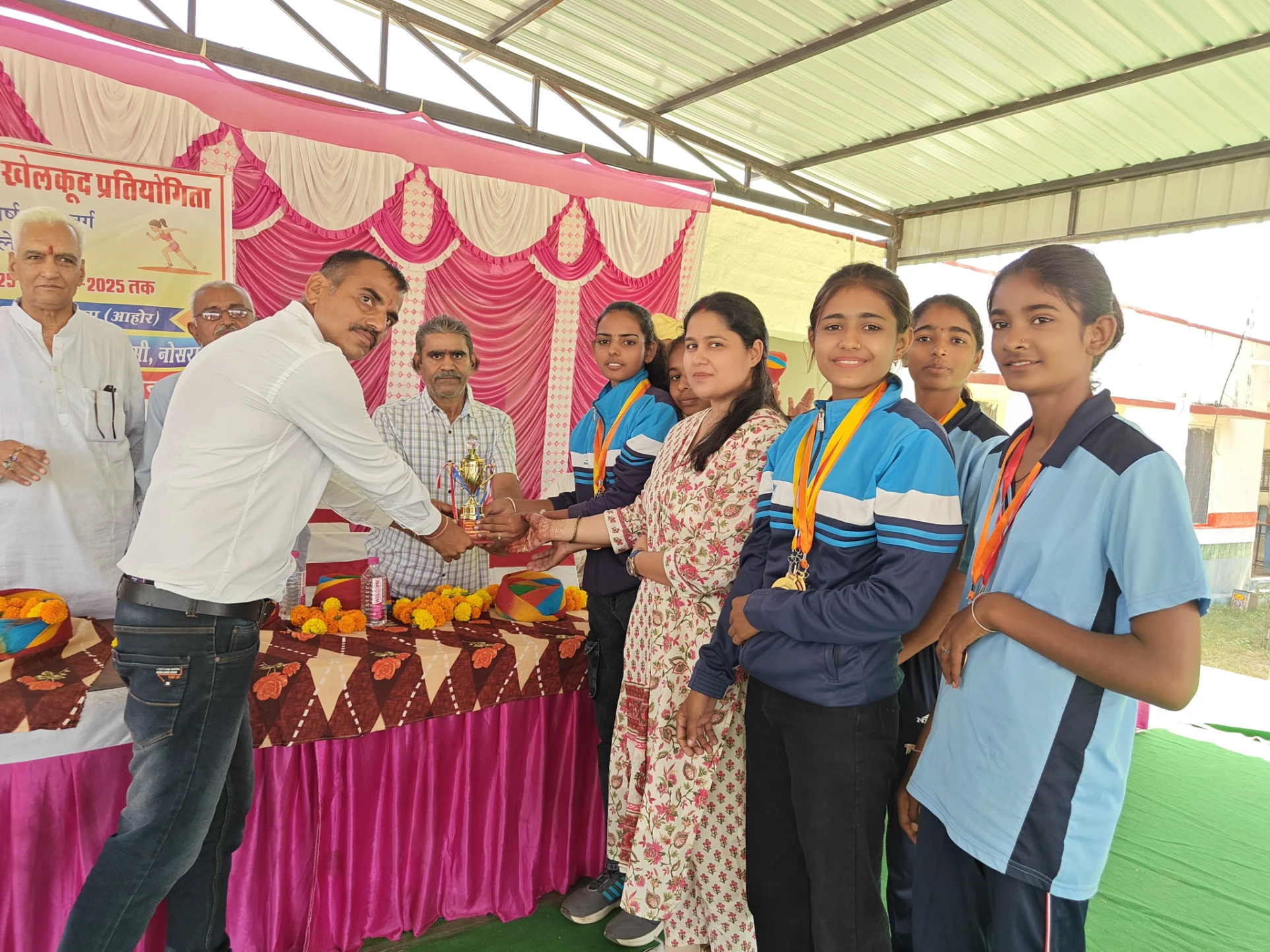 राजकीय बालिका उच्च माध्यमिक विद्यालय Raniwara कलां 19 वर्ष में एथलेटिक्स प्रतियोगिता में बनी चैंपियन 3 WhatsApp Image 2025 10 13 at 10