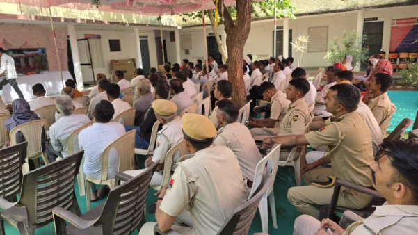 Reveder : नए आपराधिक कानूनों पर थानों में लगी प्रदर्शनी, रेवदर थाने में पुलिसकर्मी व आमजन ने देखा लाइव प्रसारण 10 WhatsApp Image 2025 10 13 at 5 2