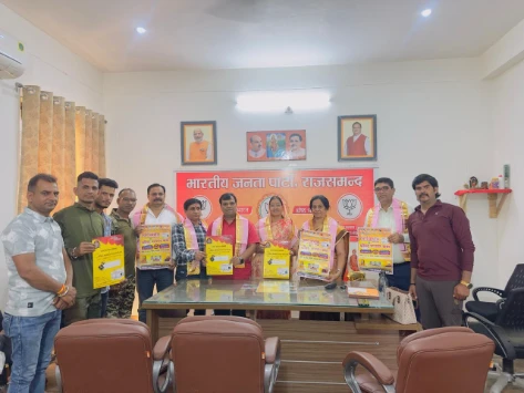 Rajsamand : जिला प्रमुख व जिला अध्यक्ष ने किया कलश प्रतिष्ठा महोत्सव के पोस्टर का विमोचन 10 WhatsApp Image 2025 10 14 at 5 2
