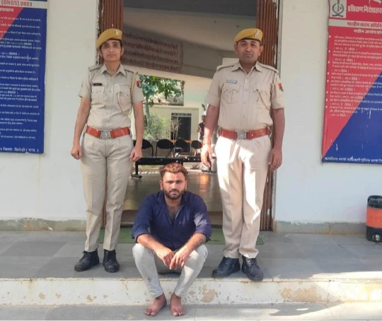 Reveder : दो साल से फरार आरोपी को रेवदर पुलिस ने किया गिरफ्तार 3 WhatsApp Image 2025 10 14 at 7