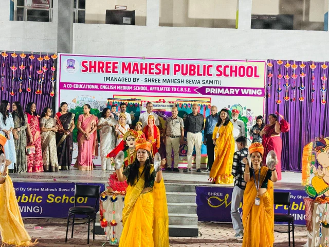 Bhilwara : जब माताएँ मंच पर आती हैं, तो बच्चों को मिलती हैं प्रेरणा और आत्मविश्वास: ओम प्रकाश नराणीवाल 14 WhatsApp Image 2025 10 15 at 5 1