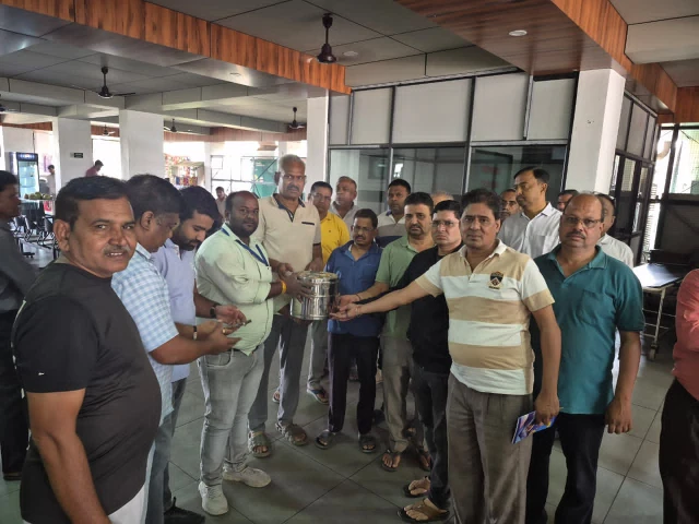 Bhilwara : मानवता को नई रोशनी: चेचानी परिवार ने कराया पिता का नेत्रदान 10 WhatsApp Image 2025 10 15 at 6 1