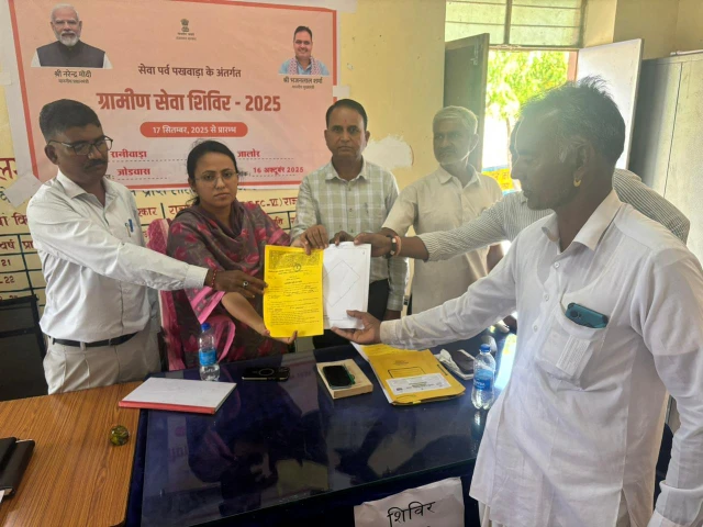 Raniwada: जोड़वास-आजोदर में आयोजित ग्रामीण सेवा शिविर में आमजन को मिला लाभ, पट्टा पाकर खुश हुए परिवार 10 WhatsApp Image 2025 10 16 at 5 2