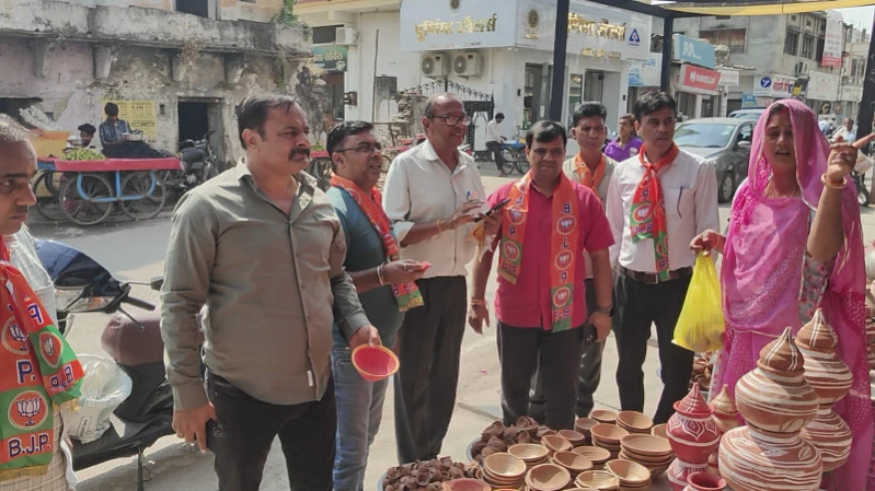 Rajsamand : हर घर स्वदेशी घर घर स्वदेशी अभियान के तहत खरीदे स्थानीय समान 14 WhatsApp Image 2025 10 16 at 5