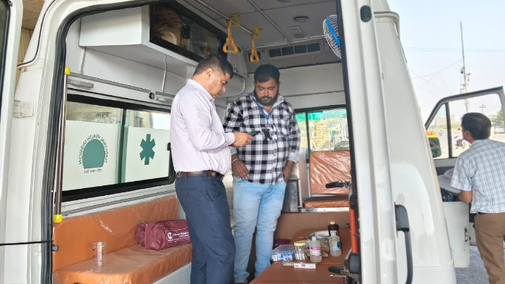 Jaisalmer में चिकित्सा अधिकारियो ने 108 व 104 एम्बुलेंसो तथा ममता एक्सप्रेसो का किया सघन निरीक्षण 20 WhatsApp Image 2025 10 17 at 6