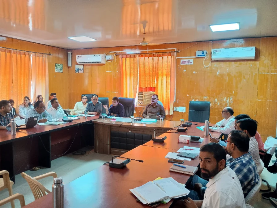 Rajsamand : चिकित्सा अधिकारी बेहतर प्रबंधन से सरकार की योजनाओं और कार्यक्रमों से आमजन को लाभान्वित करें – कलक्टर 4 WhatsApp Image 2025 10 18 at 5 2