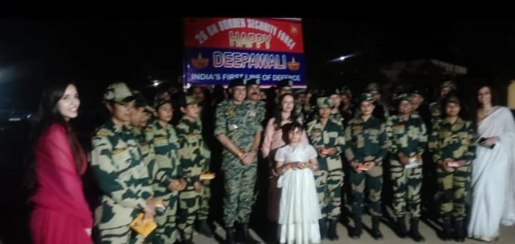 Jaisalmer : BSF दिल्ली के एडीजे डी के बूरा ने बार्डर पर जवानो के साथ मनाई दीपावली 18 WhatsApp Image 2025 10 22 at 12
