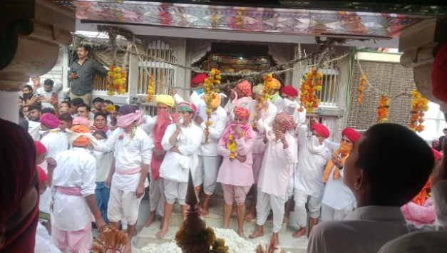 Rajsamand : चारभुजा नाथ मंदिर में दीपावली के बाद भील समुदाय ने निभाई वर्षों पुरानी 'अन्नकूट लूट' की परंपरा 4 WhatsApp Image 2025 10 22 at 7