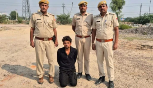 Jaisalmer : मोहनगढ में व्यापारी व मुनीम की हत्या के आरोपी गुरप्रीतसिंह को किया गिरफ्तार, कार बरामद 14 WhatsApp Image 2025 10 23 at 4 1