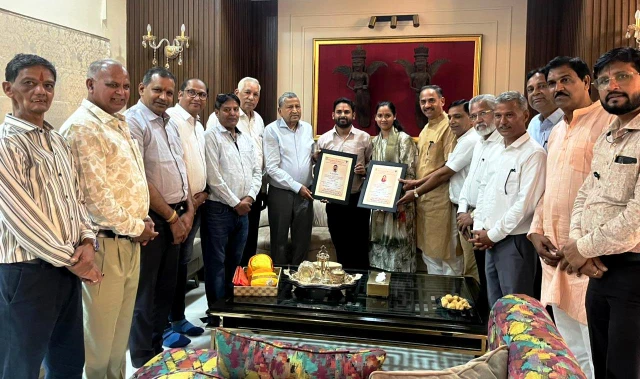 Bhilwara : माहेश्वरी समाज एवं श्री महेश सेवा समिति ने आरएएस चयनित हुए भाई बहिन का किया सम्मान 10 WhatsApp Image 2025 10 23 at 5 2