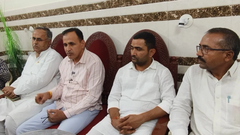 “टांके बंद करना मतलब Barmer की सांस रोकना है” — सांसद बेनीवाल की गूंजती आवाज़ 3 WhatsApp Image 2025 10 23 at 5