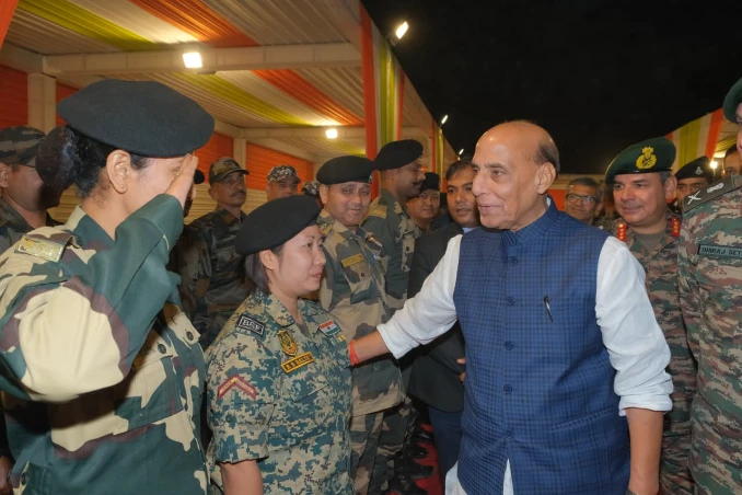 Rajnath Singh Jaisalmer पहुंचे, ‘शौर्य पार्क’ का उद्घाटन और लोंगेवाला में सैनिकों से संवाद 12 WhatsApp Image 2025 10 24 at 2