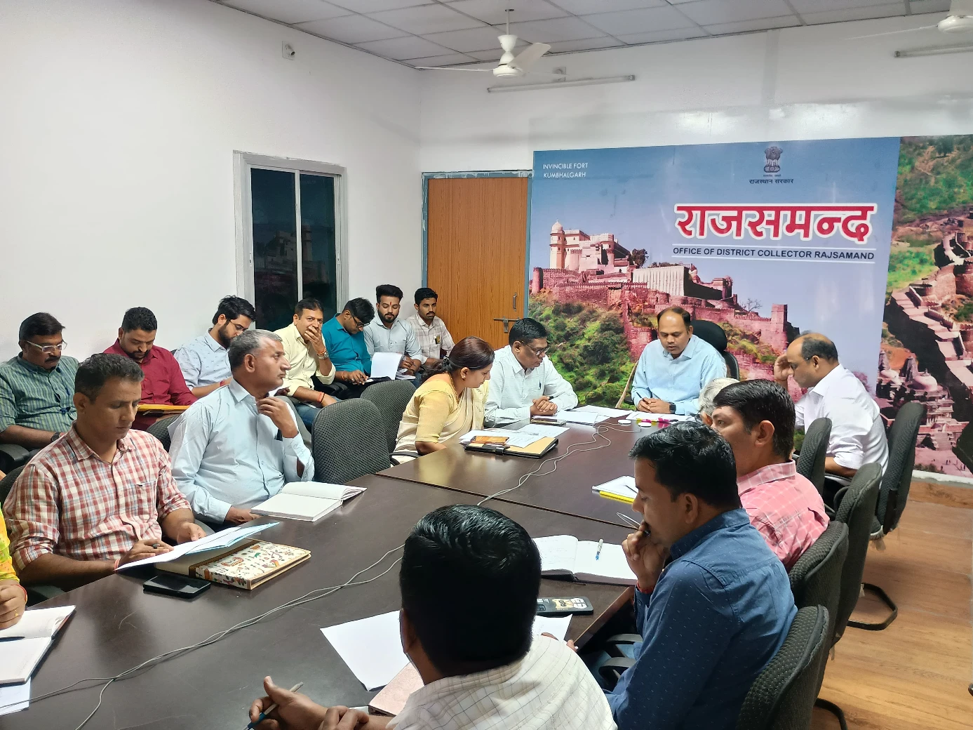Rajsamand : कलेक्ट्रेट के वीसी कक्ष में संपर्क पोर्टल की समीक्षा बैठक आयोजित 6 WhatsApp Image 2025 10 27 at 1 1