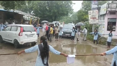 Rajsamand की बेटियों का शिक्षा संग्राम: बारिश में भी किया विरोध प्रदर्शन 6 WhatsApp Image 2025 10 27 at 1