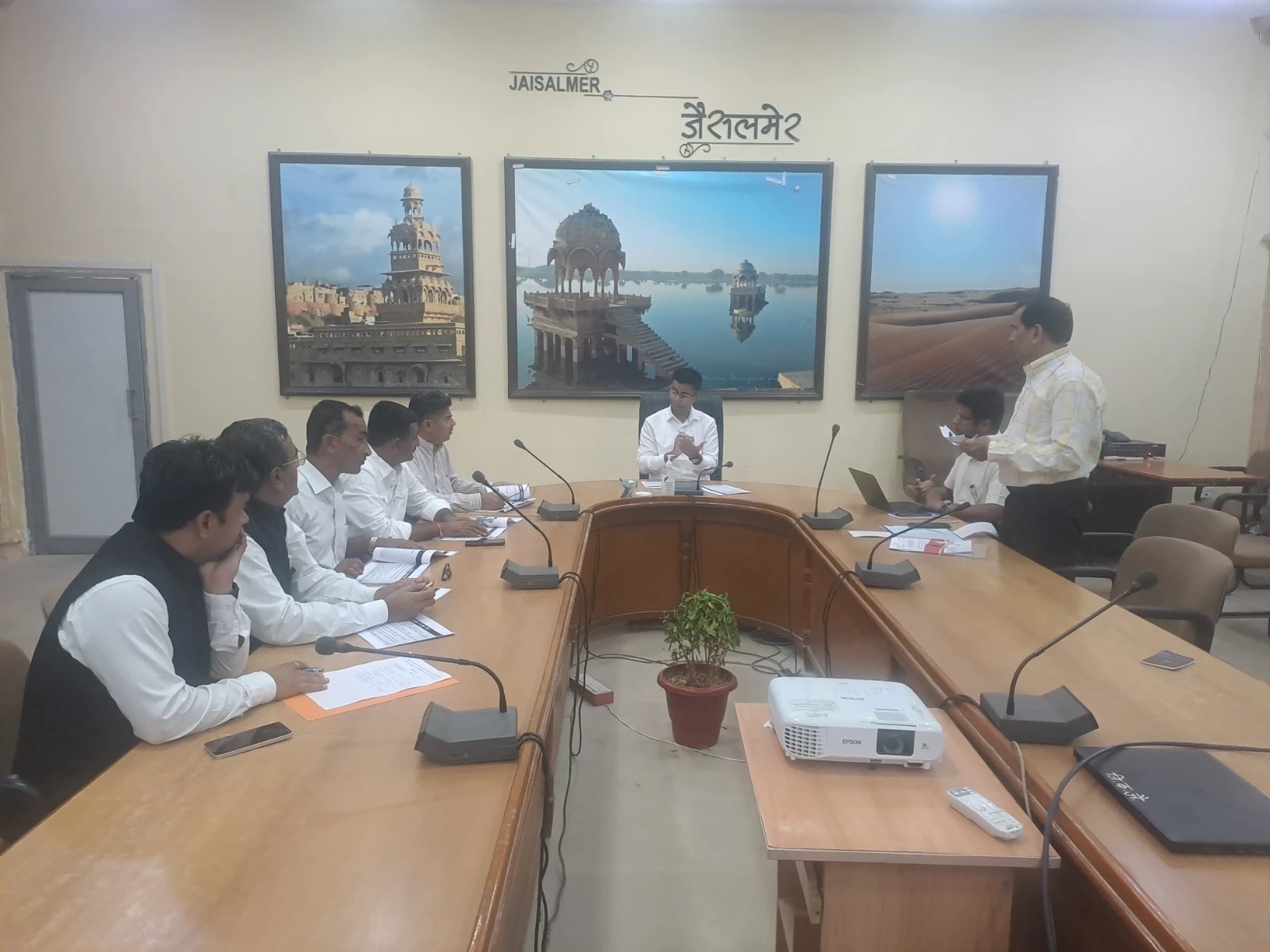 Jaisalmer : मतदाता सूचियों का विशेष गहन पुनरीक्षण (एसआईआर) कार्यक्रम 7 फरवरी तक 22 WhatsApp Image 2025 10 30 at 3