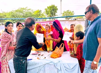 Bhilwara : केक काटकर नवजात बालिकाओं को वितरित की ड्रेस और बेबी किट 15 WhatsApp Image 2025 10 31 at 5 1