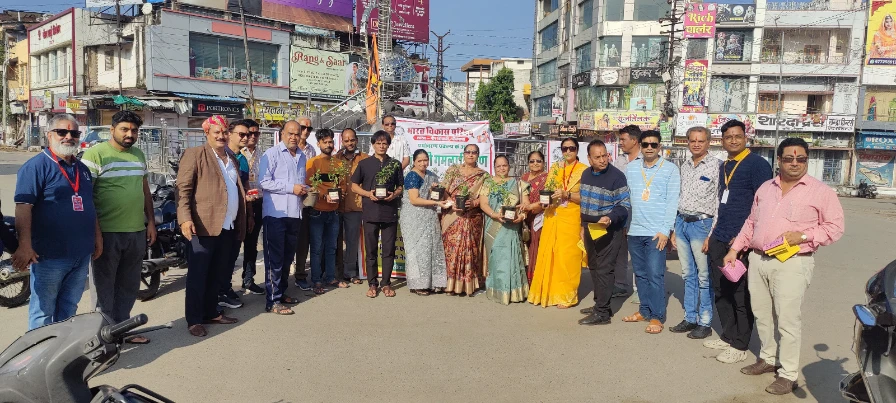 Bhilwara : भाविप शिवाजी शाखा ने ओषधीय गुणों से वर्णित पत्रक के साथ किया तुलसी गमलों का निःशुल्क वितरण 2 WhatsApp Image 2025 11 01 at 5 3