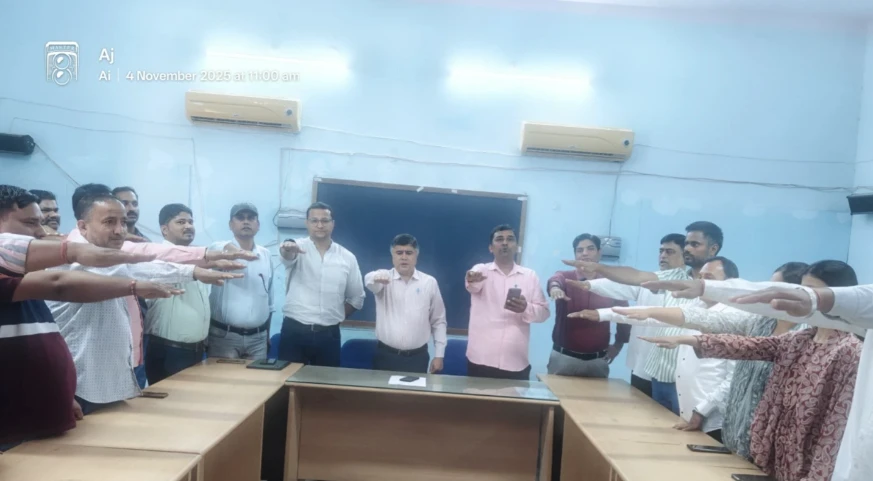 Jaisalmer : टोबैको फ्री यूथ कैंपेन 3.0 अंतर्गत CMHO कार्यालय में कार्यरत कार्मिकों ने ली तंबाकू उत्पादों का सेवन नहीं करने की शपथ 2 WhatsApp Image 2025 11 04 at 5